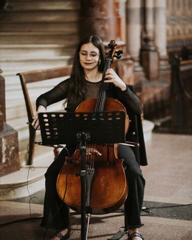 Violonchelista tocando en una iglesia