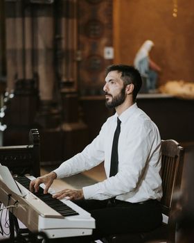 Pianista de Tempo Urbano tocando en una iglesia