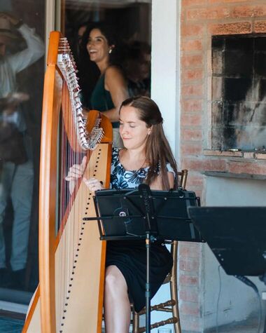 Arpista de Tempo Urbano tocando para los invitados en una recepción